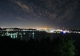 横浜市外の光が夜空に映えます