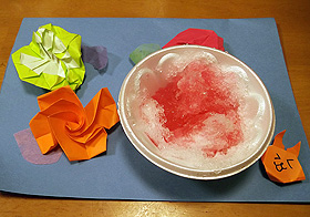 お花を飾ったテーブルマットとイチゴ味のかき氷