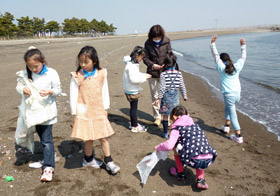 海岸で遊ぶ子供たち