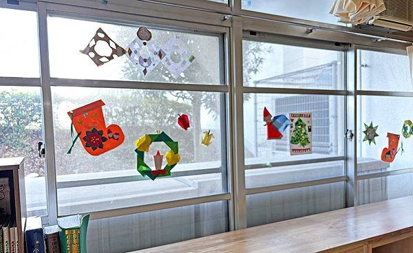 クリスマスの窓飾り