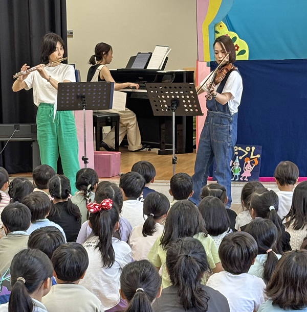 生演奏（ピアノ、ヴァイオリン、フルート）の様子