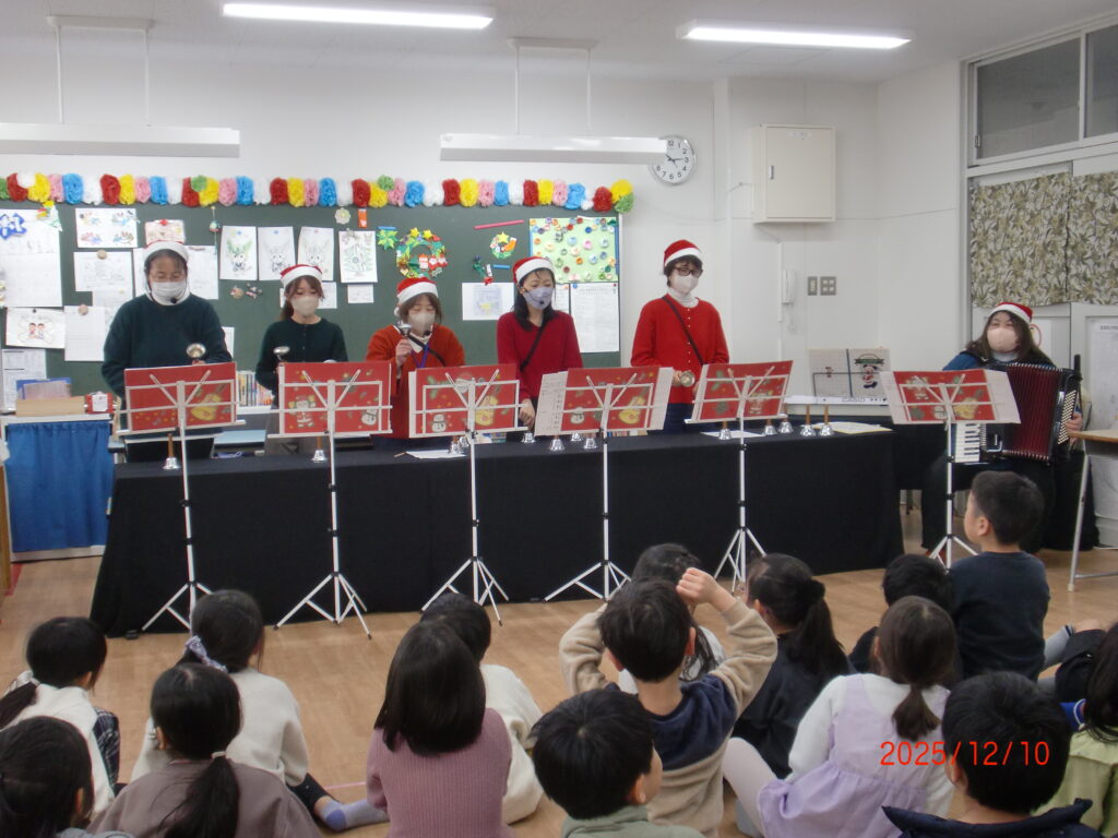 スタッフによるハンドベルコンサート